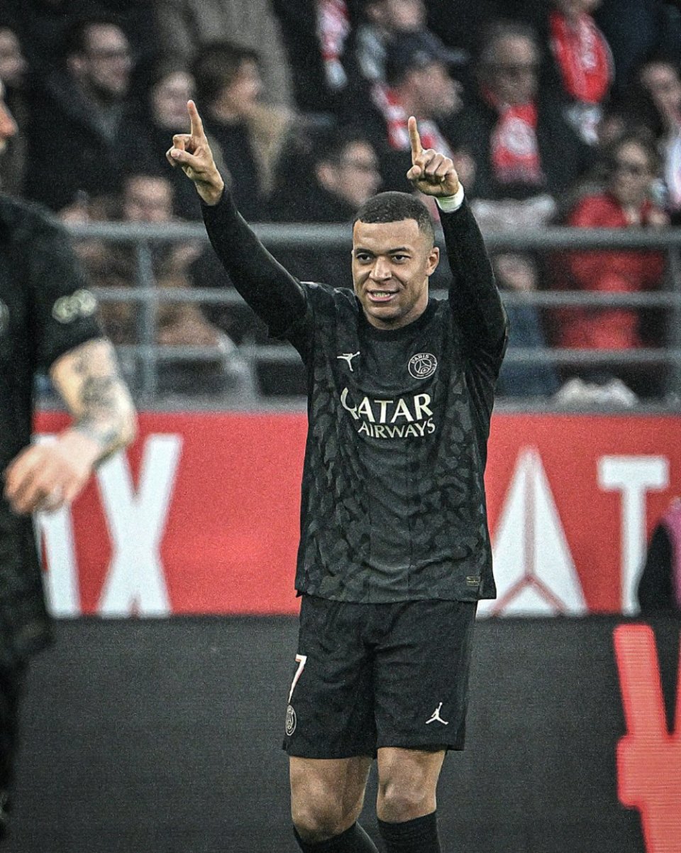 姆巴佩将带着一根手指骨折比赛，他的坚韧精神点燃球迷热情