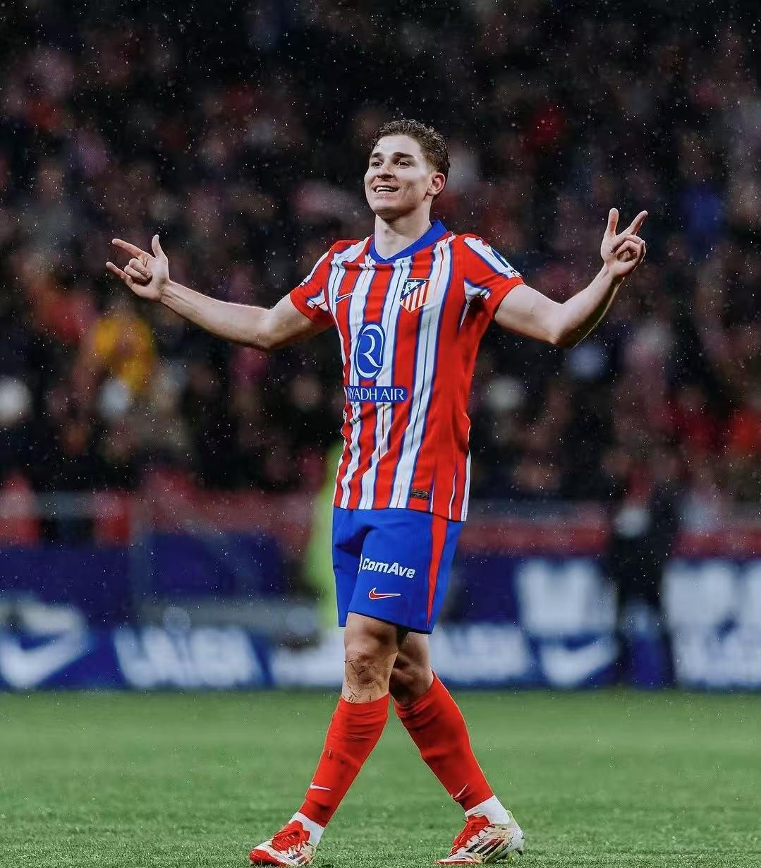 范佩西：温格是我的足球教父；弗格森的管理能力让人惊叹（范佩西：温格是我足球生涯的导师，弗格森的管理才华令人叹服）