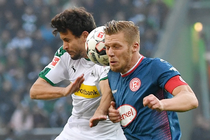 足球国足归化球员表现稳健，获媒体点赞