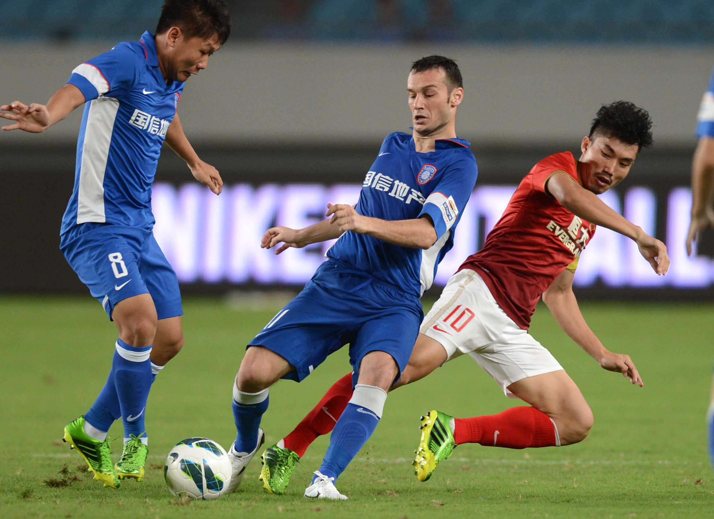 一日意甲最新动态：米兰双雄培养新人，迈尼昂无意加盟蓝黑军团