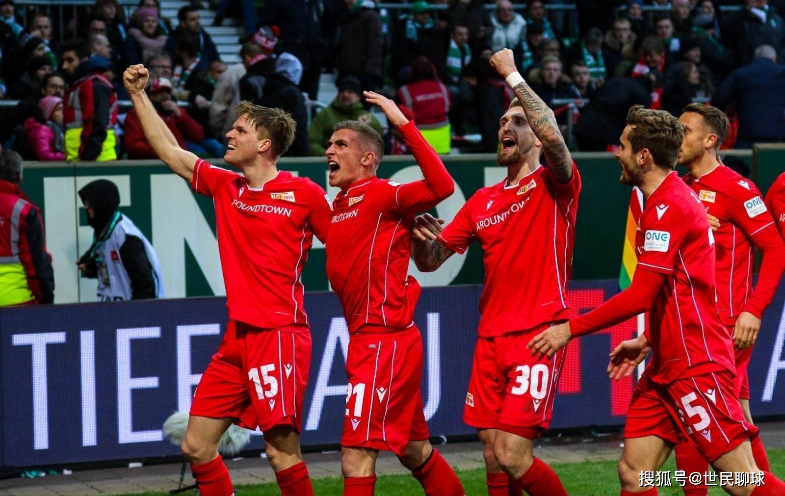 女生打高尔夫打中野鸭，鸭在湖中走，高尔夫从天上来