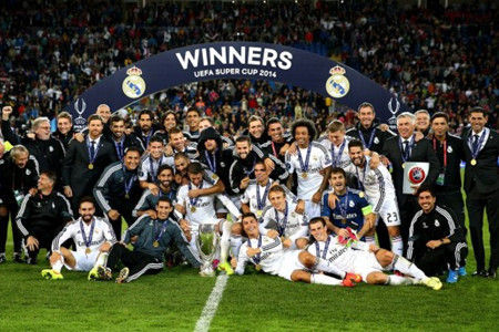 港队主场战新加坡，新加坡球员伤退时担架工作人员忍不住庆祝