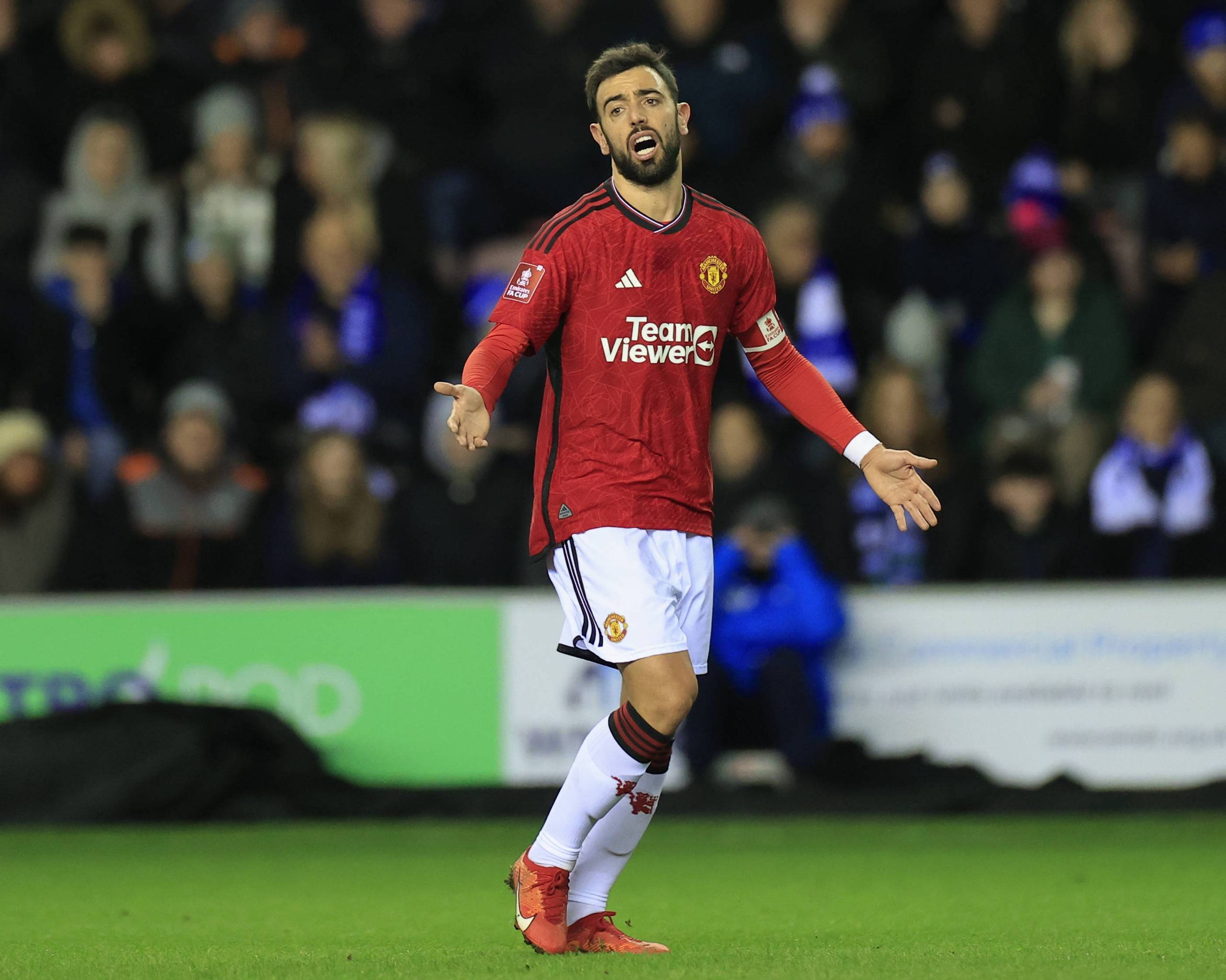 维尼修斯经历1334分钟球荒，皇马球迷嘘他=激励他？（1334分钟无进球，维尼修斯遭皇马球迷嘘声反成动力？）